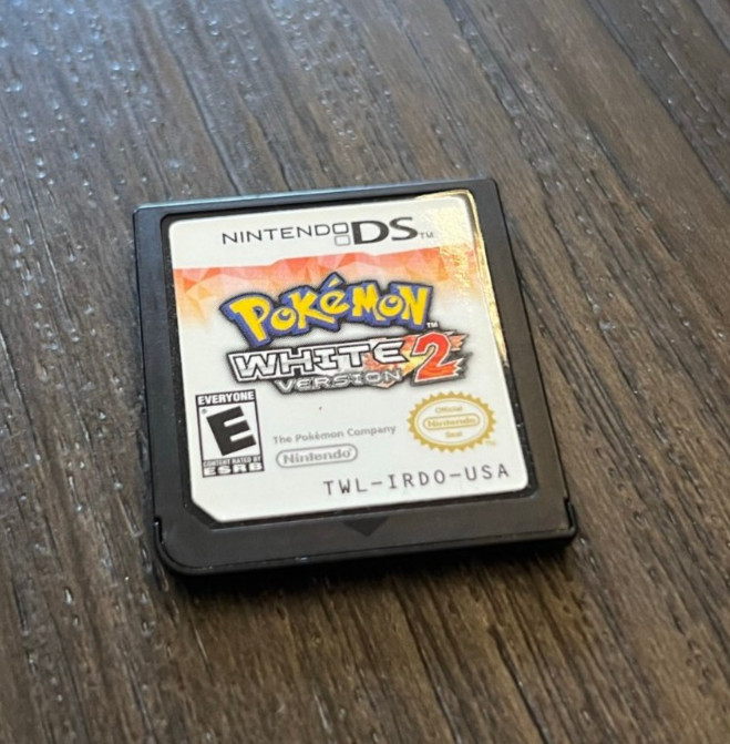 *AUTHENTIC CIB* Pokemon: White Version 2 (Nintendo DS, 2012) *TESTED*