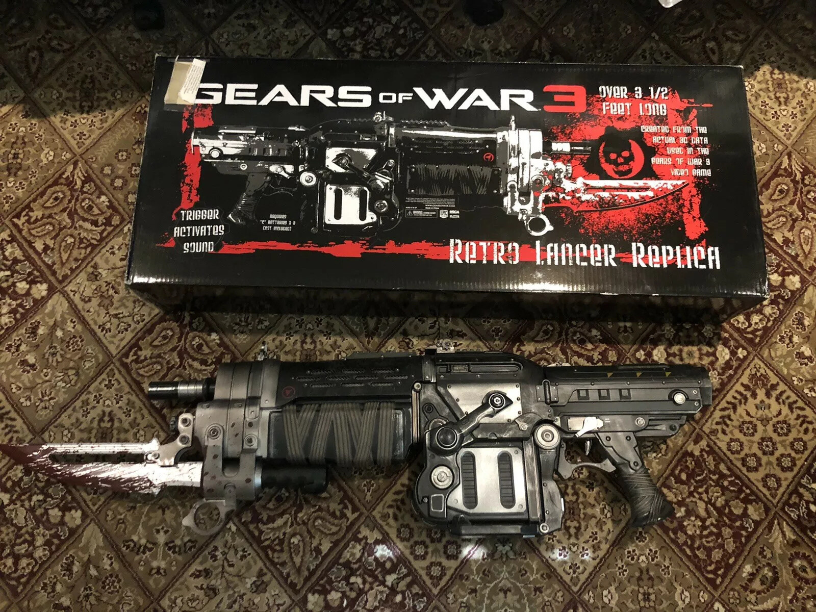 Official Gears Of War 3 Bloody Retro Lancer Neca Weapon Replica. Read Descrption