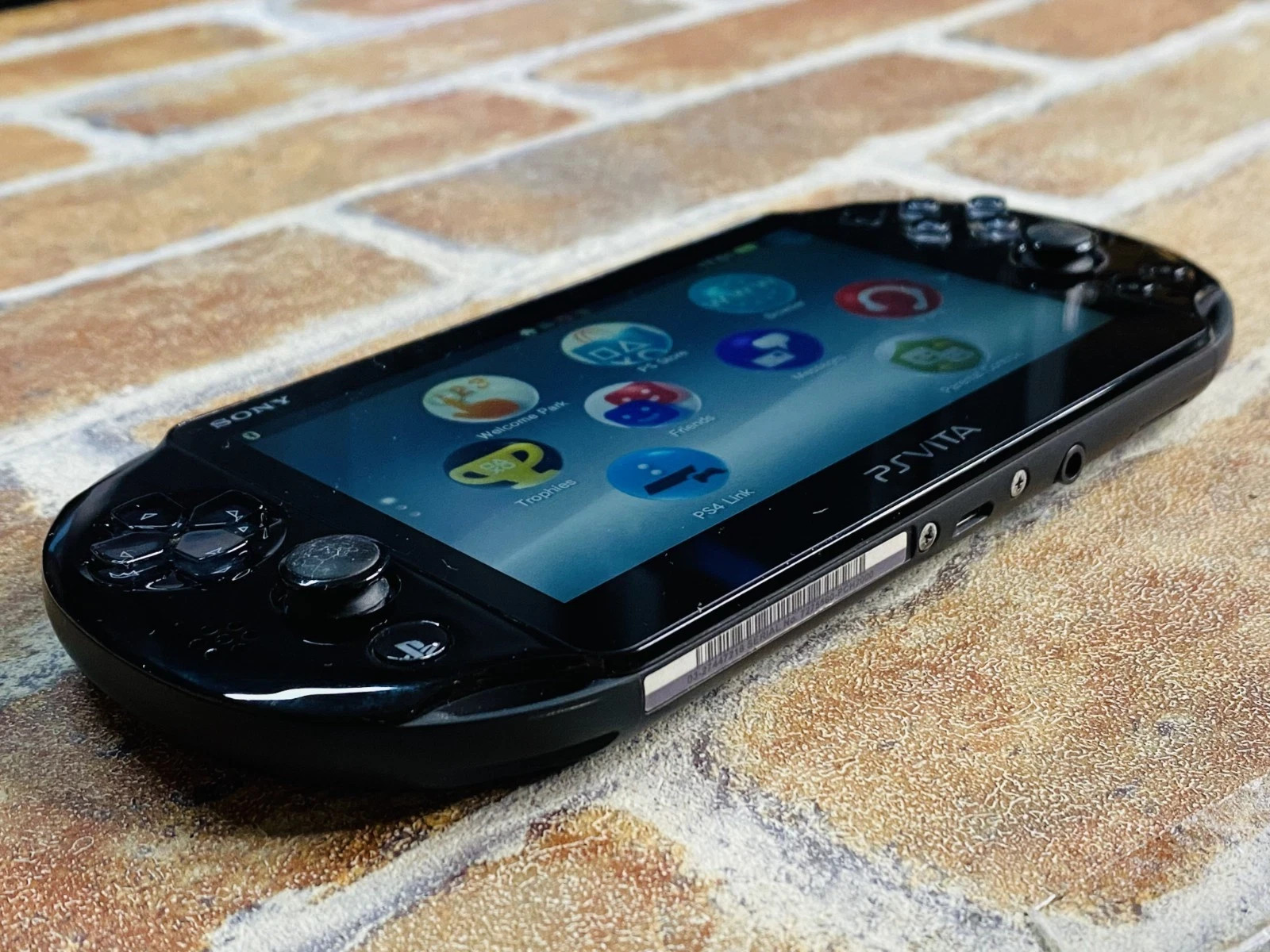 PS Vita Black PCH 2000 SONY PlayStation Japan 8GB Memory Charger No.3D