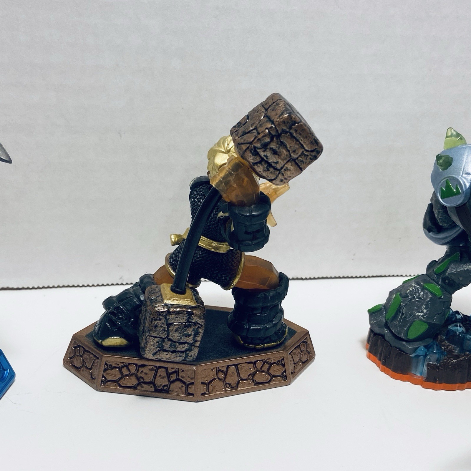 Mixed bundled lot of 11 Skylanders Activision Toy action figures & Vehicles