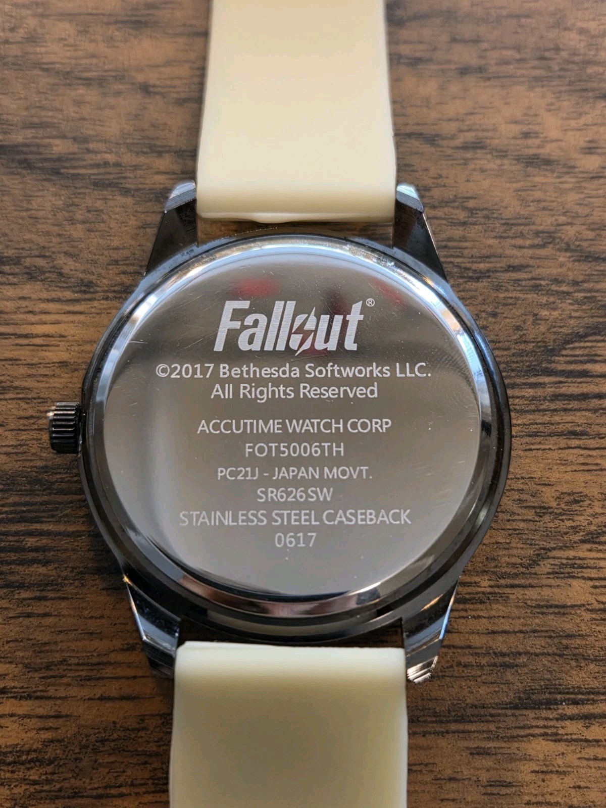 ThinkGeek Fallout RadGlow Glow in the Dark Watch RARE