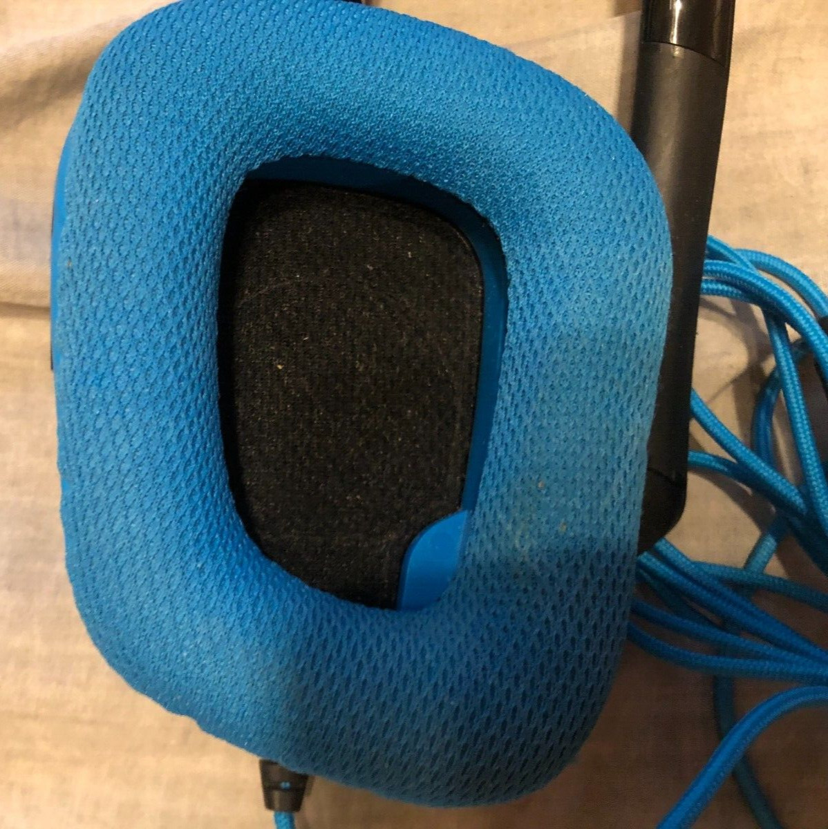 logitech g432 gaming headset blue or black cushion(cushion is flacking)