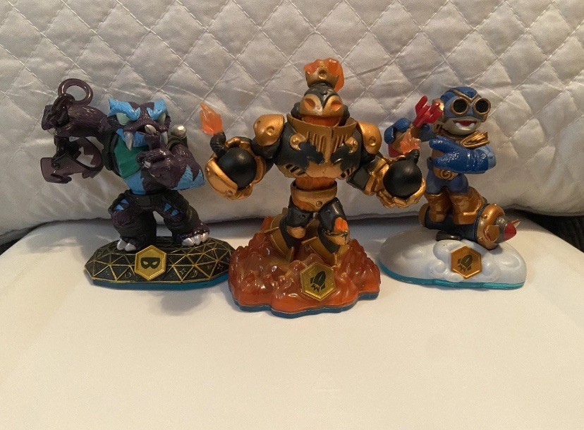 NEEDS TO GO ASAP – Skylanders Lot Of Characters, 2 Portals, & 2 Games