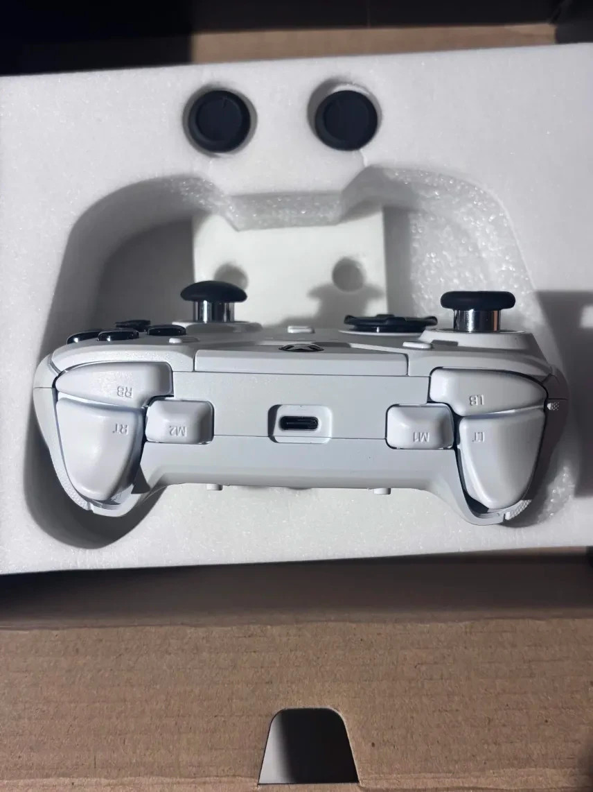 Razer Wolverine V2 Chroma Controller for Microsoft Xbox One/Series S/X – White