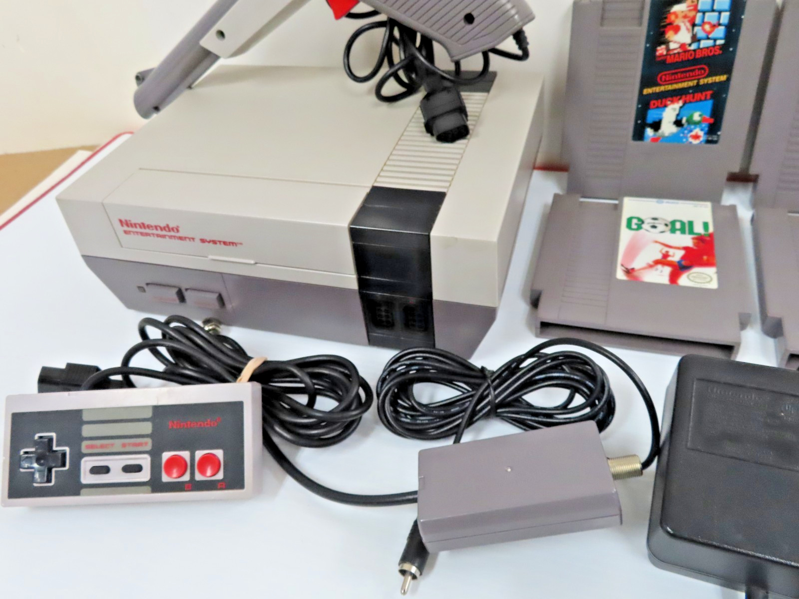 REGULAR NINTENDO SYSTEM CONSOLE COMPLETE ZAPPER + GAMES TESTED & WORKING NES-001