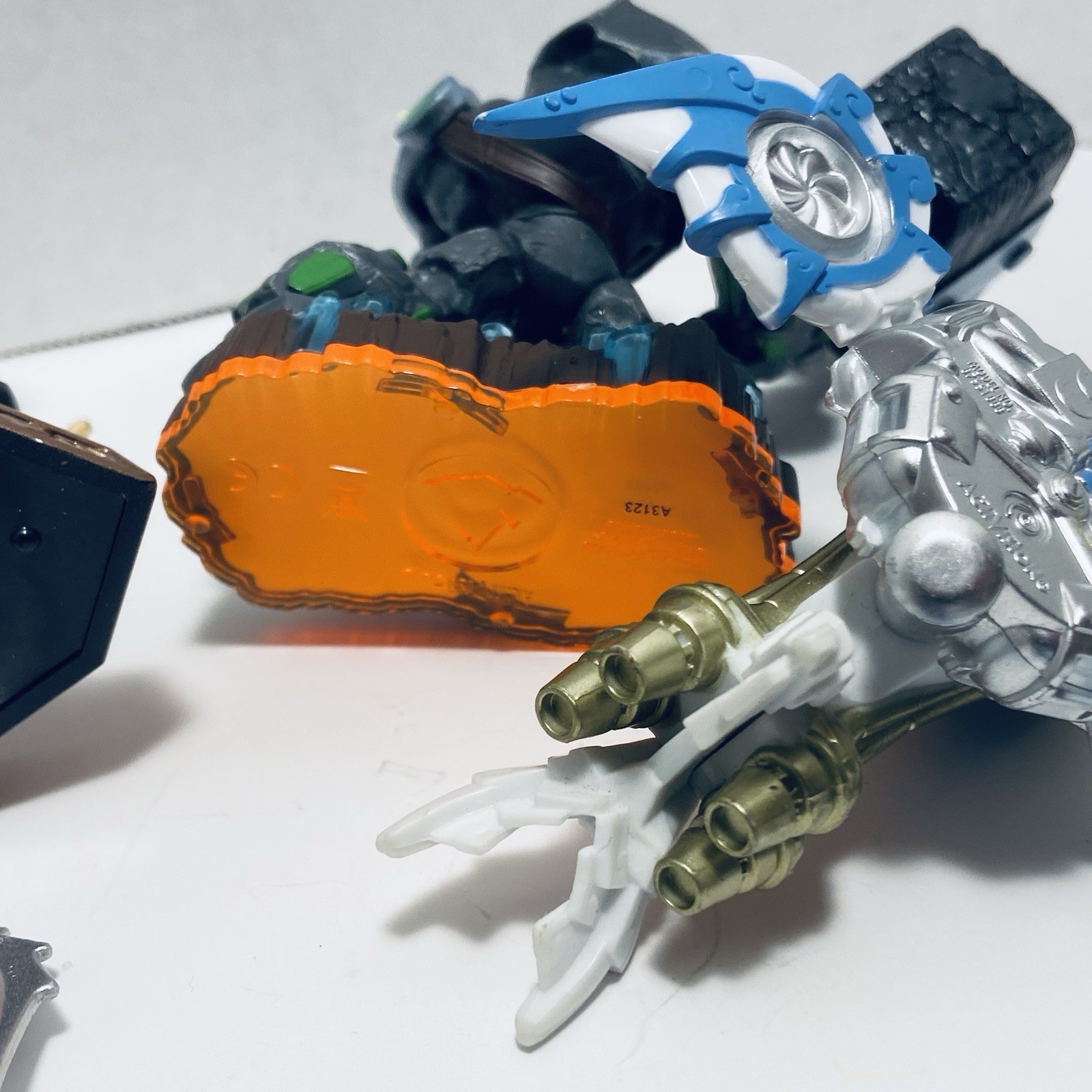 Mixed bundled lot of 11 Skylanders Activision Toy action figures & Vehicles
