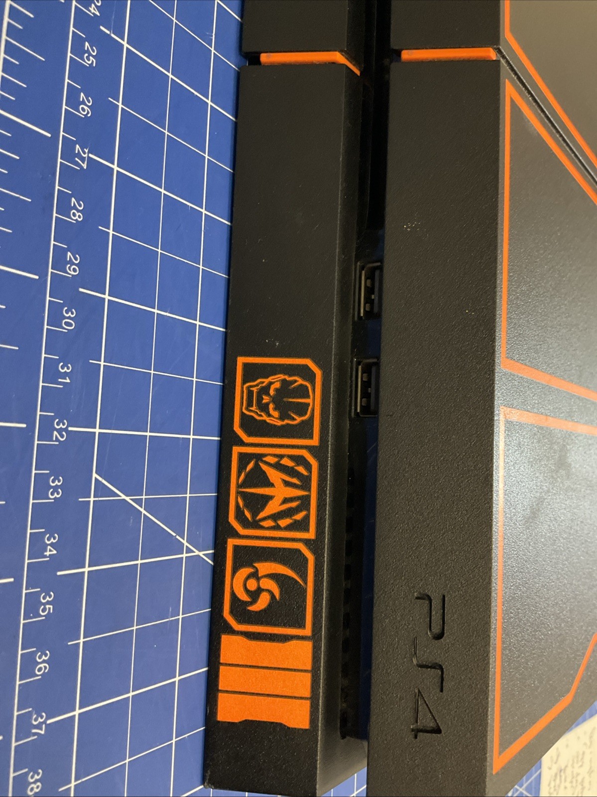 PlayStation 4 black ops 3 edition console with 2 controllers E490