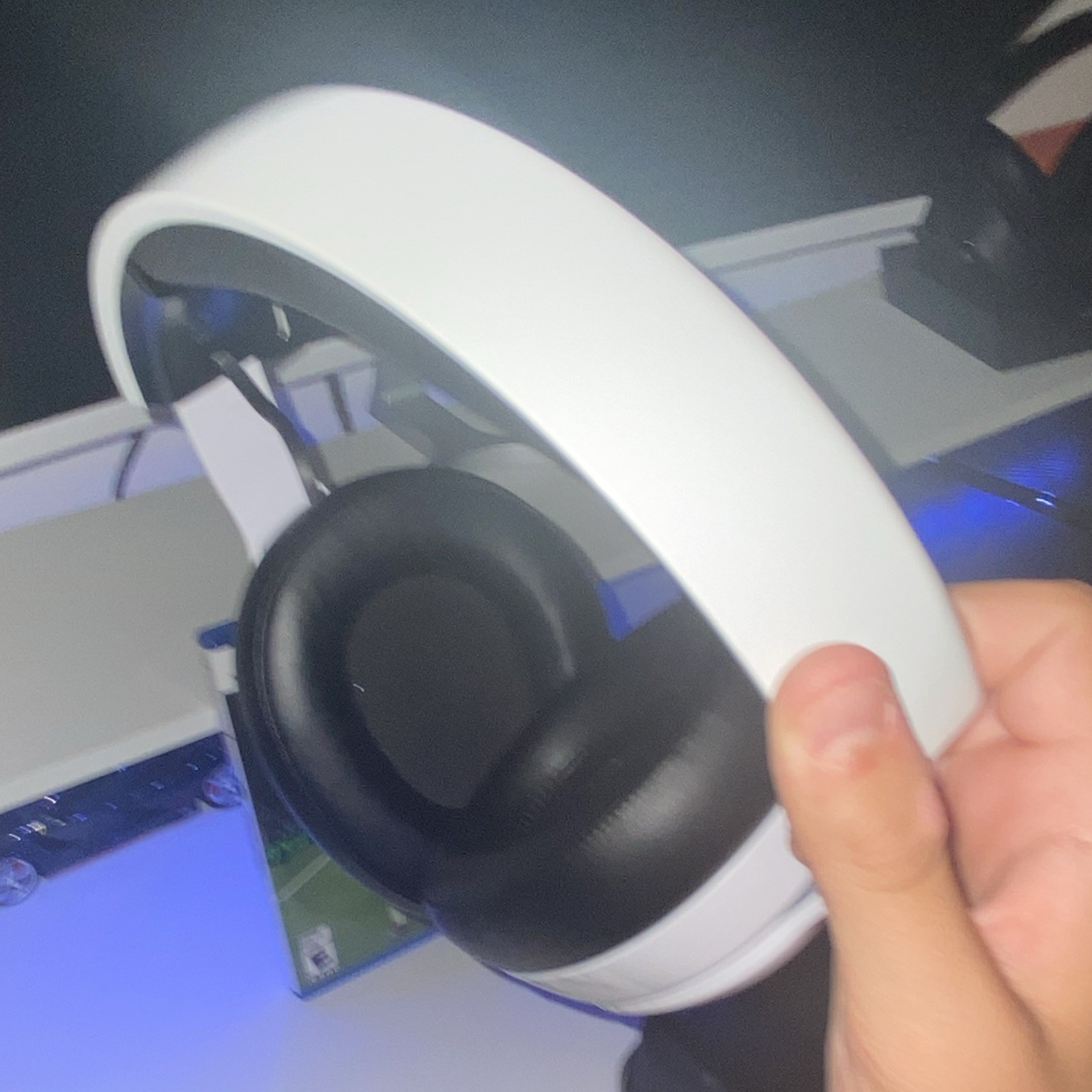 Gtheos captain 300 wireless headset with detachable mice and headset holder.