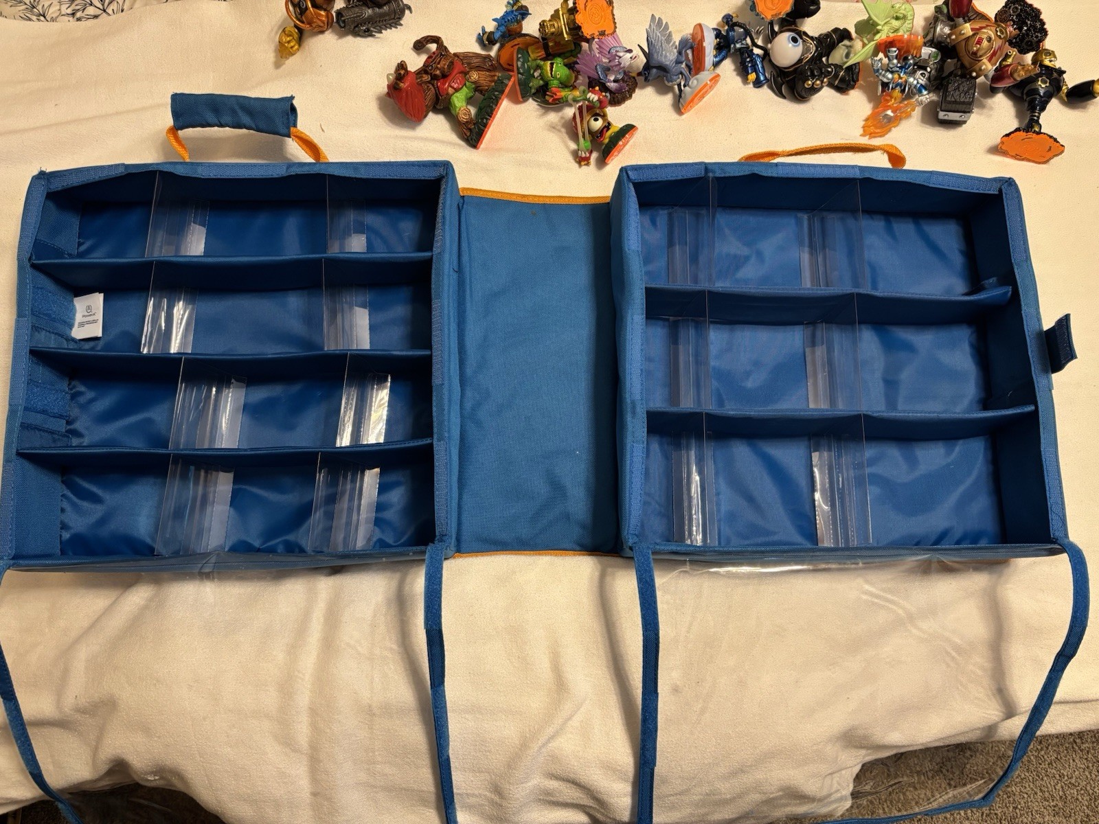 2012 Activision Skylanders Giants Carrying Case W/Dividers & 18 Action Figures