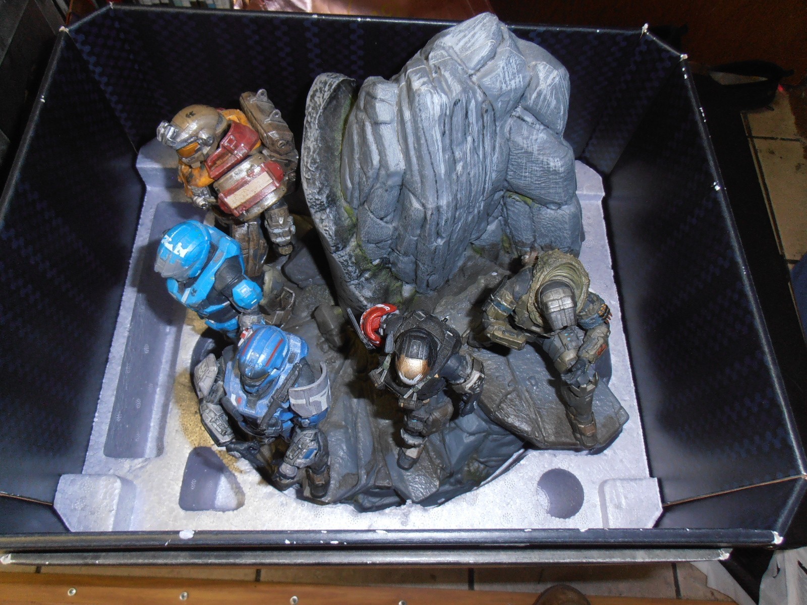 Halo Reach Legendary Edition (Microsoft Xbox 360) Missing some items.