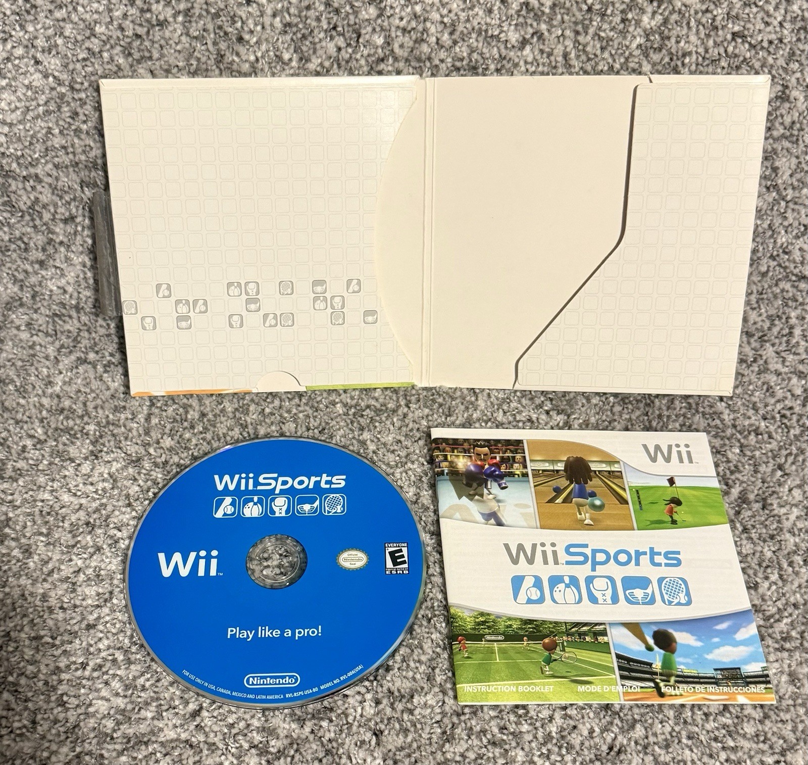 Nintendo Wii RVL-001 Console Bundle w/ 2 Remotes, 2 Nunchuks, & Wii Sports