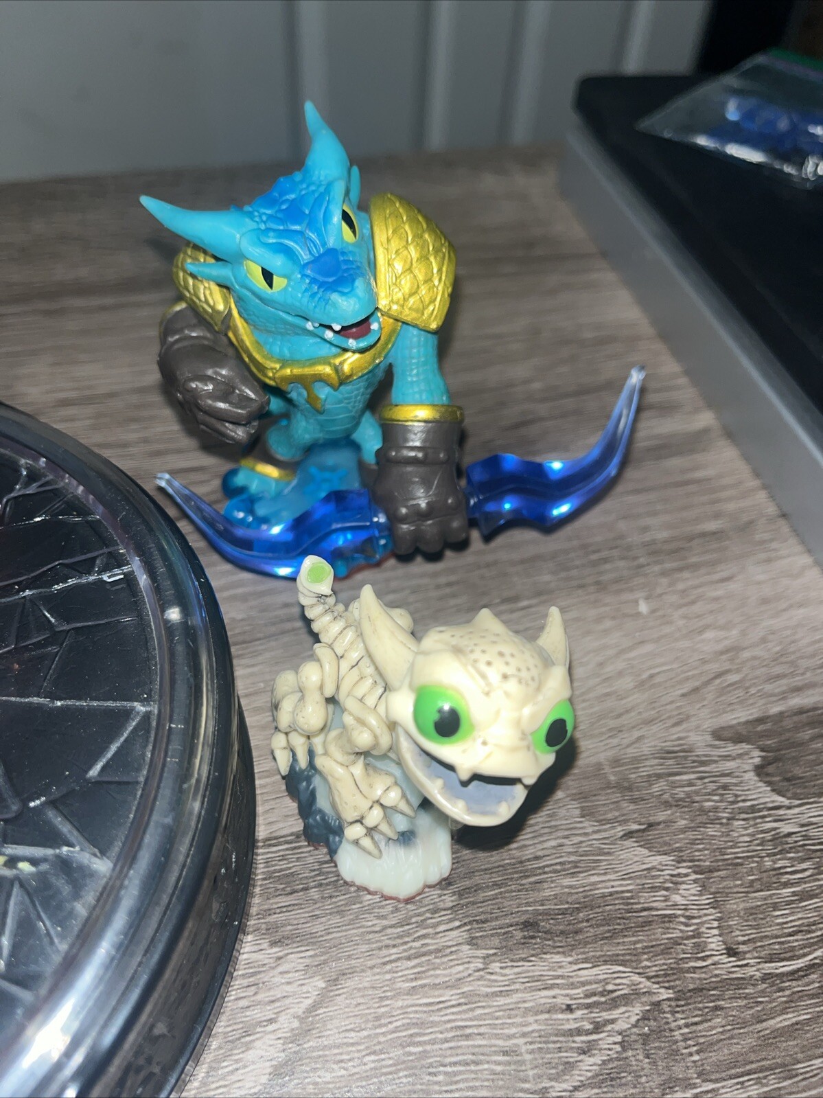 Skylanders 87131790 Mobile Wireless Portal -No controller- Lot Figures Trap Team