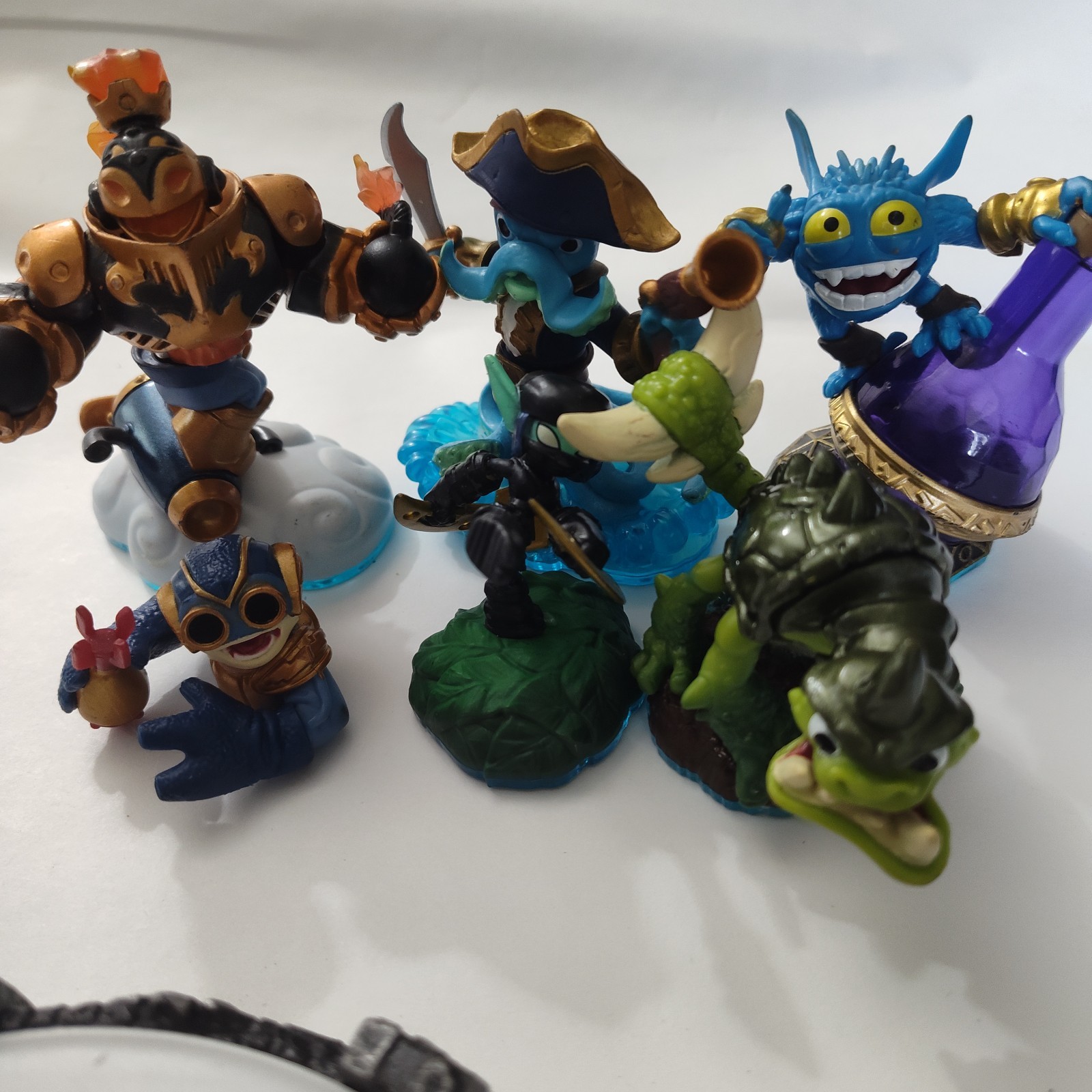Skylanders Giants Carry CaseBack Pack Bag Figures Ignitor Pop Fizz Lot Of 6