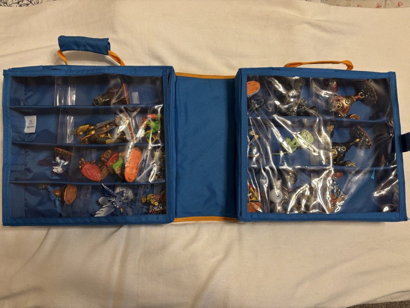 2012 Activision Skylanders Giants Carrying Case W/Dividers & 18 Action Figures