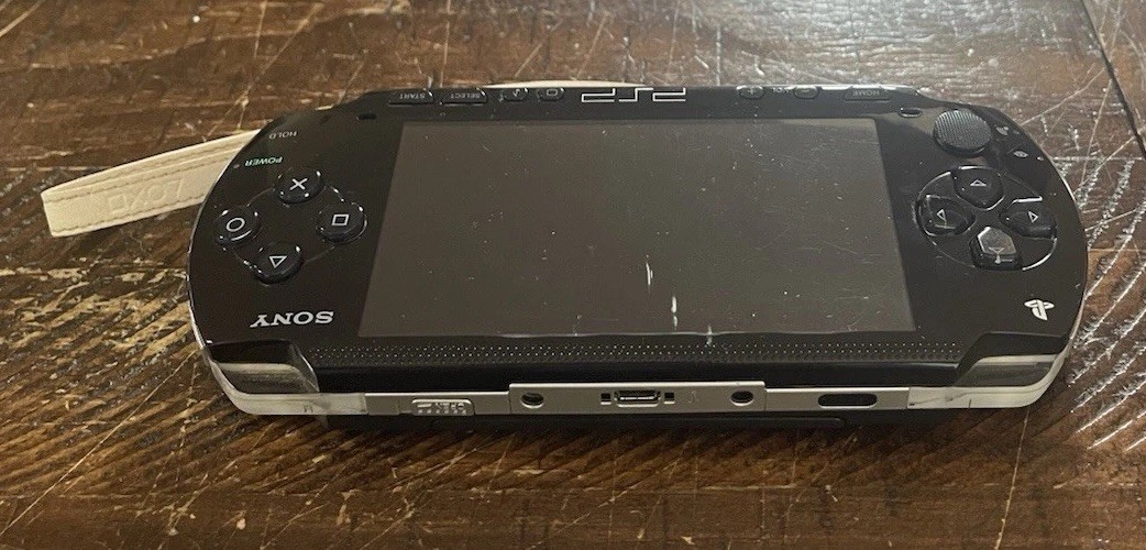 Sony PSP-1001 Console, 2 Batteries w/Charger, 4 Games, 2 Movies, Family Guy 1&2