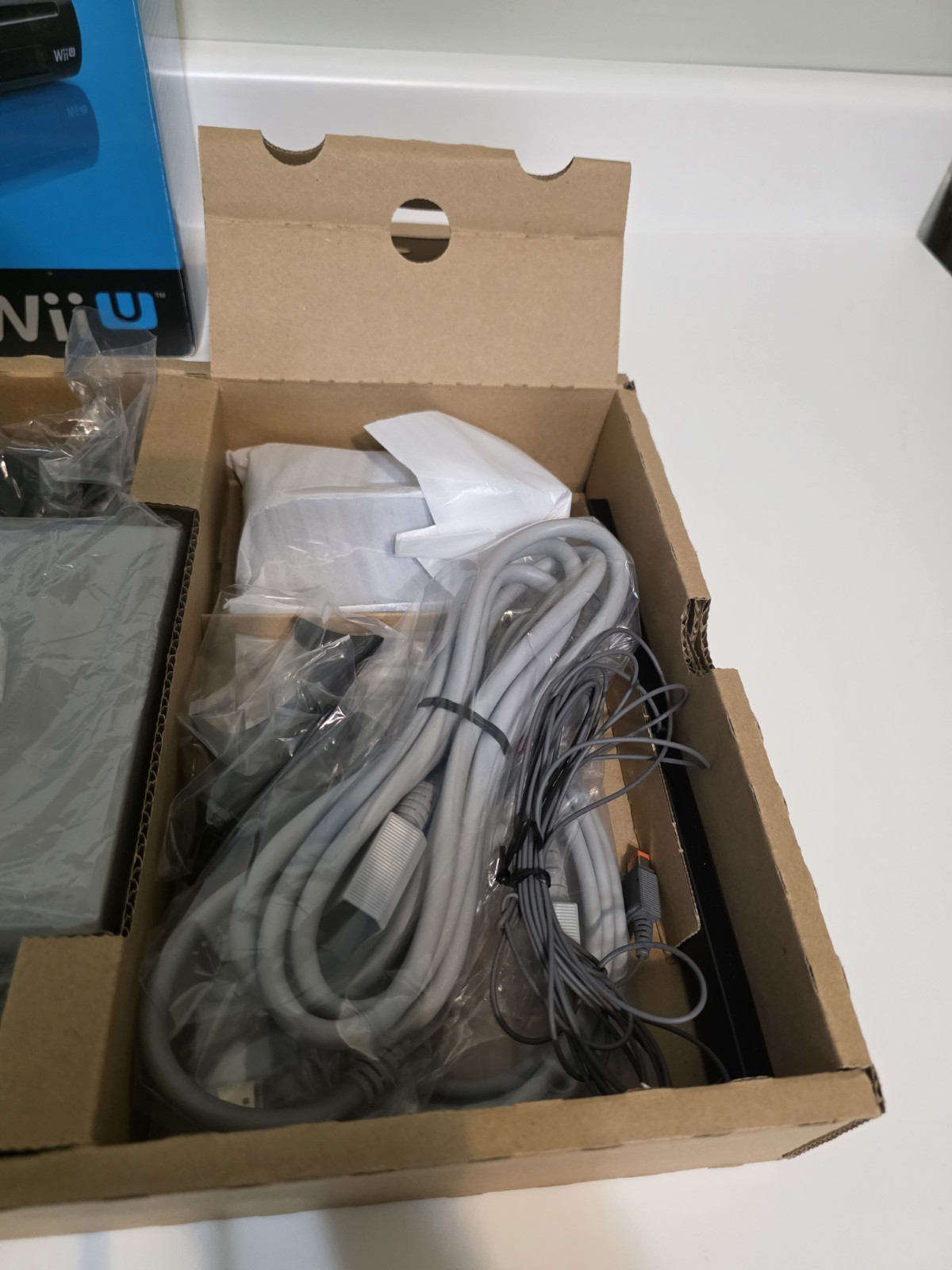 Nintendo Wii U Deluxe Set 32GB Black Console w/ GamePad, Cables, Box, Manuals