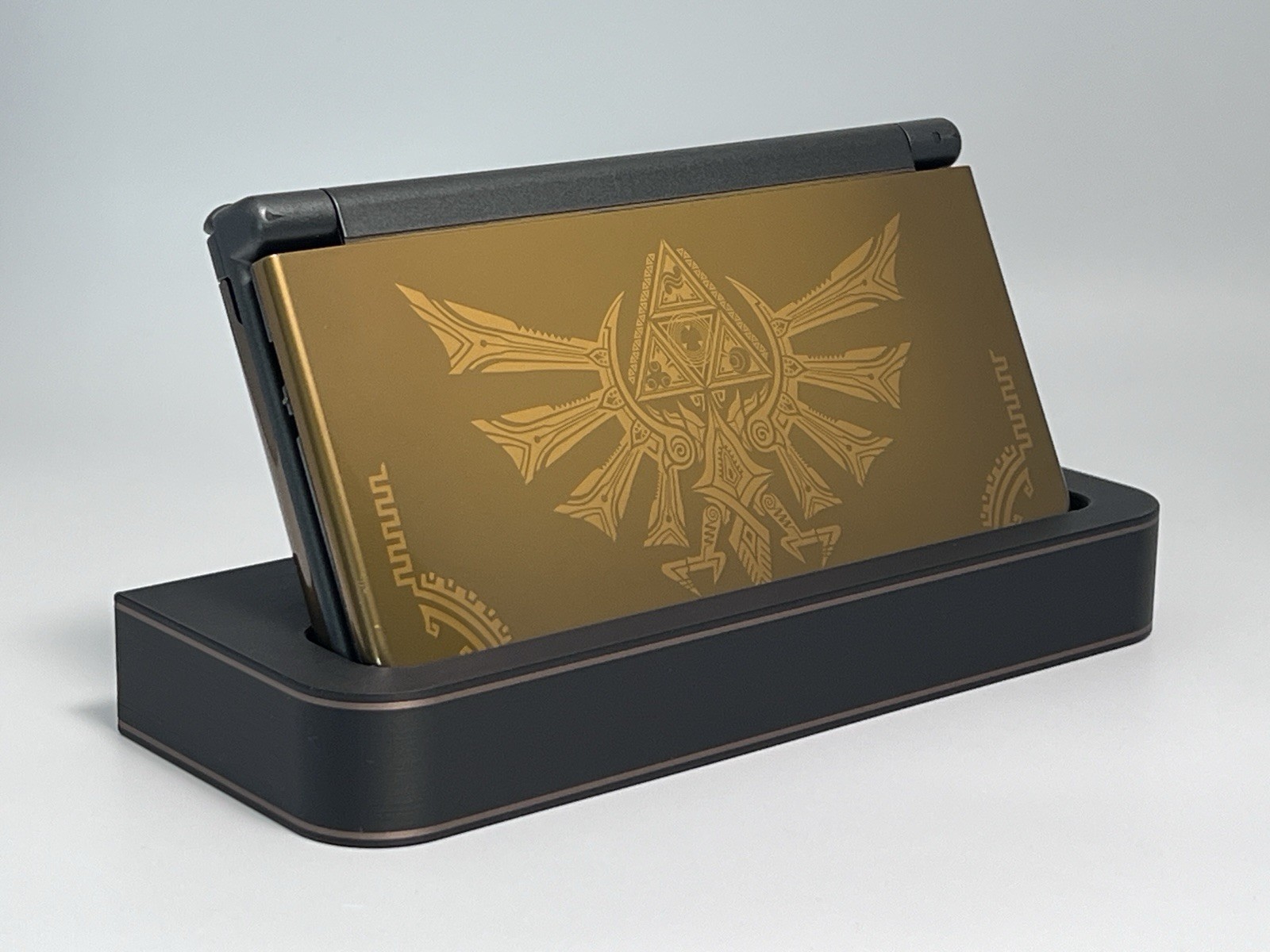 Collector Display Stand for New Nintendo 3DS XL Gold Inlay Core Series