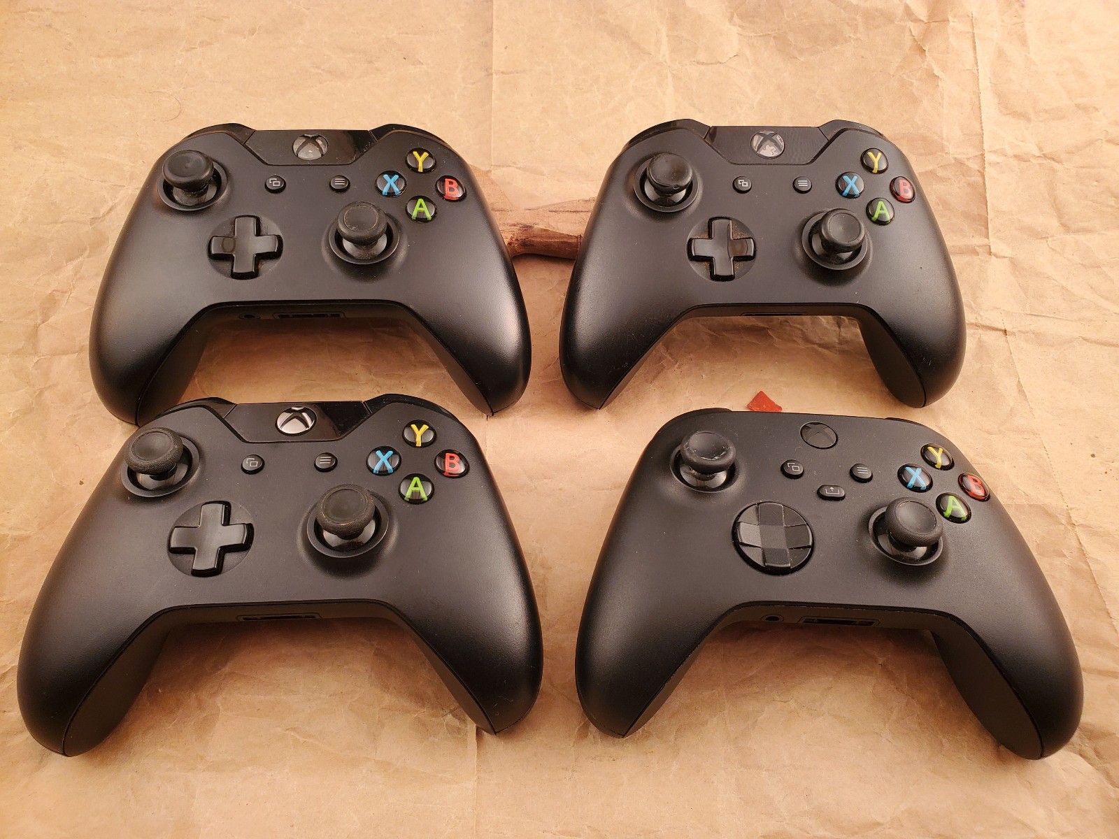 FOUR (4) Xbox One/Series Wireless Controller 1537 (3) 1914 (1) does not power on