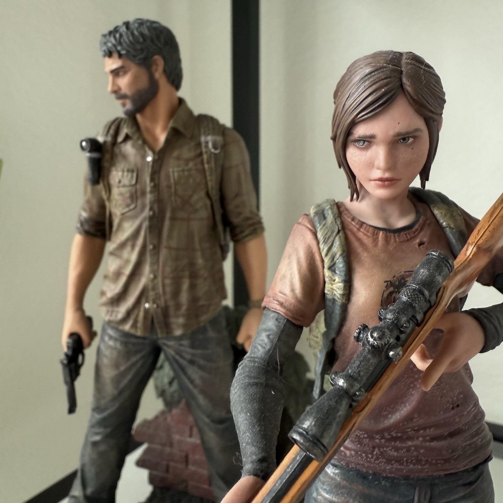 Mamegyorai The Last of Us Joel and Ellie 1:9 Statue Set – Sideshow Collectibles
