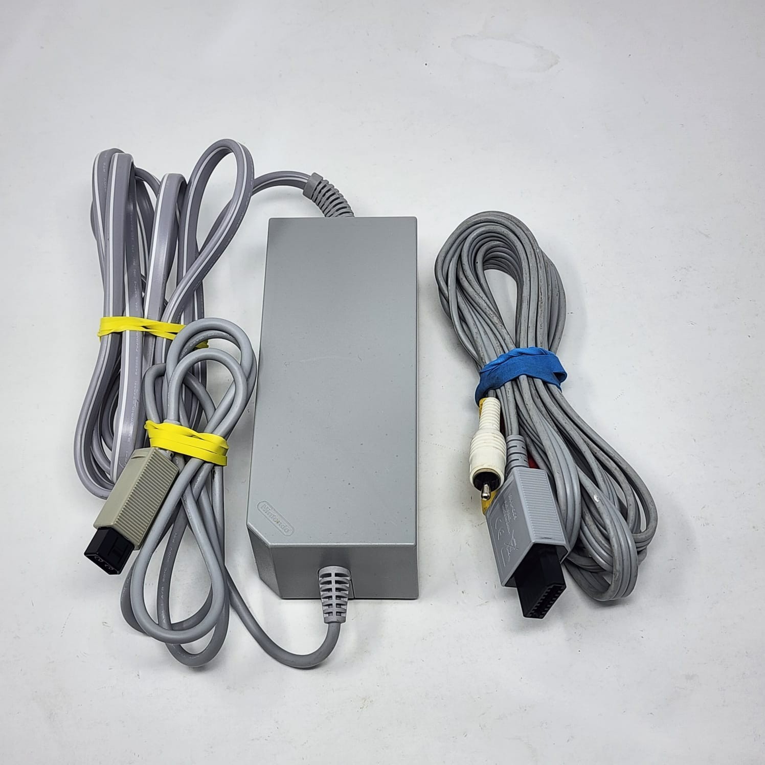 White Nintendo Wii + OEM Wii-Mote & Nunchuck + 2 Games – Tested
