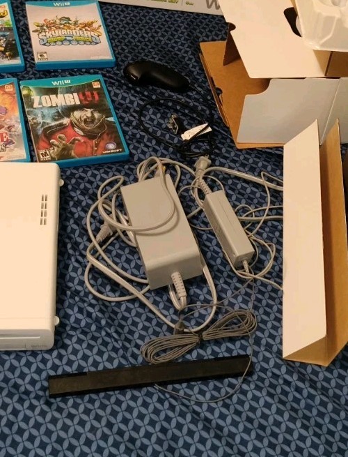 Wii U CONSOLE – USED- SKYLANDERS Swap Force Basic Set – 8GB – WHITE + 8 Games