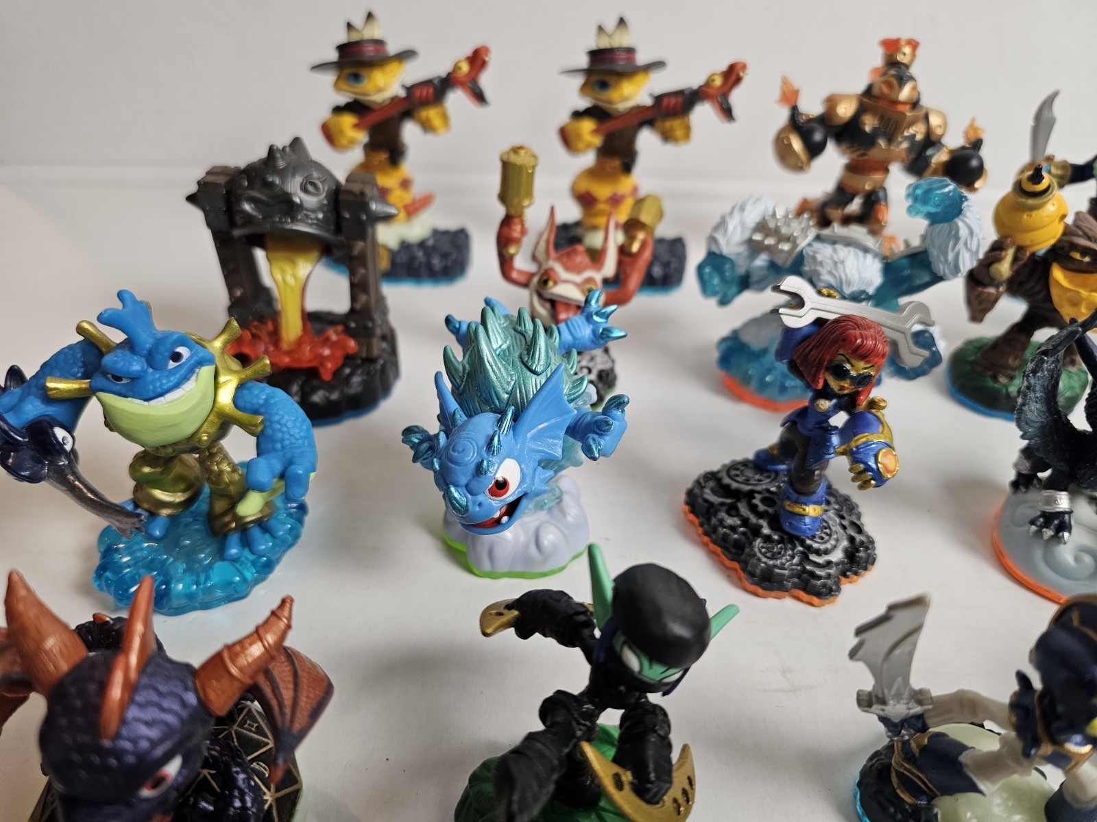 Skylanders Lot Of 19 With Carrying Case, Giants, Spyro’s Adventure, Swap Force