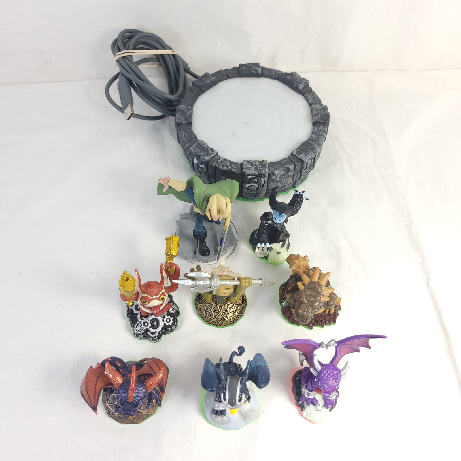 Skylanders Lot of 8 Figures And Xbox 360 Portal Of Power