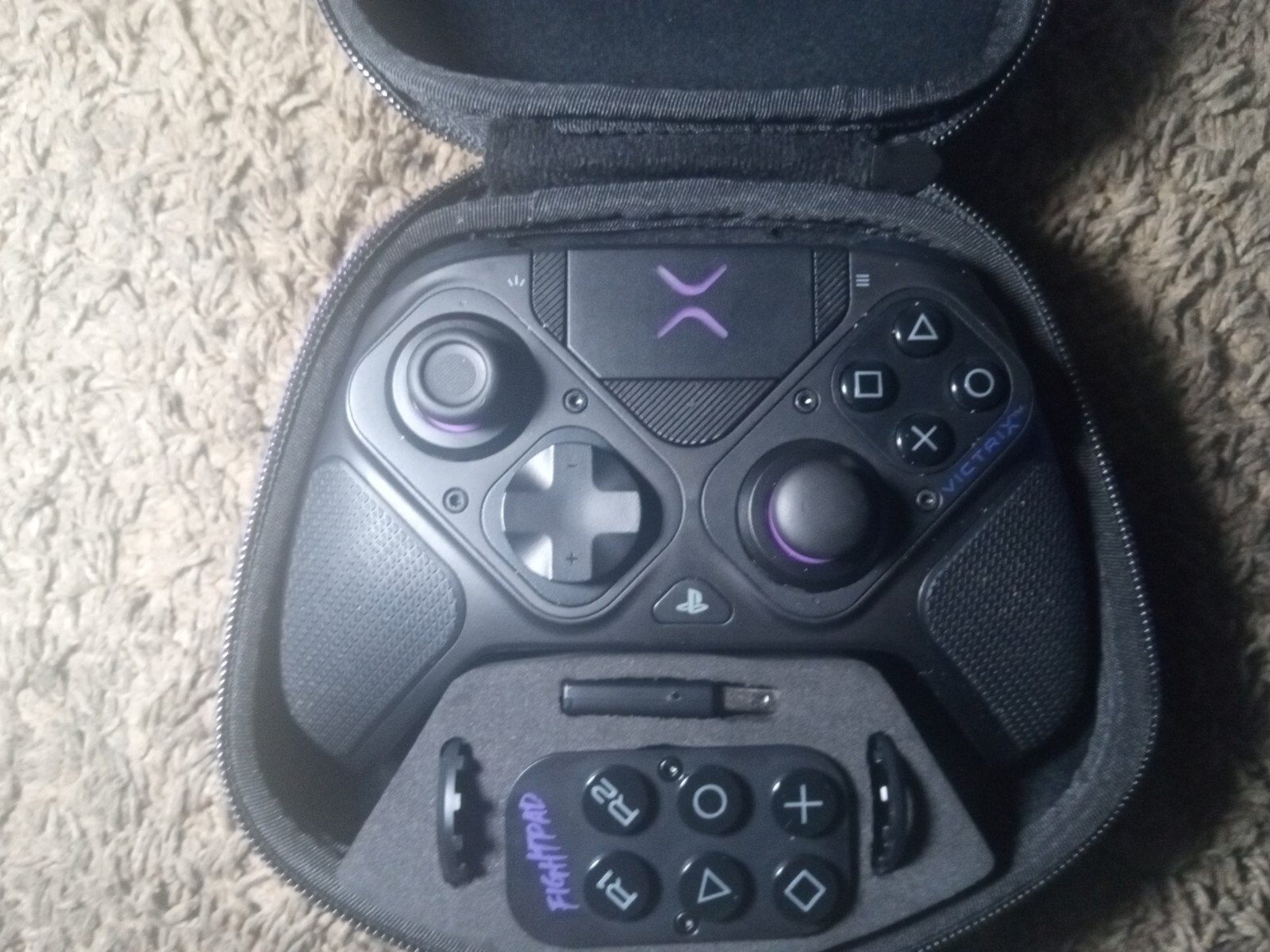 PS4 1TB BLACK CONSOLE SYSTEM -BLACK 12 LBS – GOOD -slightly used