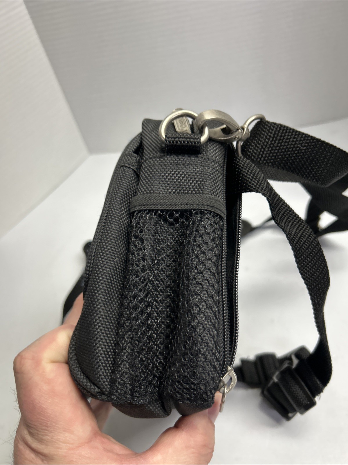 VINTAGE OFFICIAL NINTENDO GAMEBOY ADVANCE CARRYING CASE FANNY PACK. B1