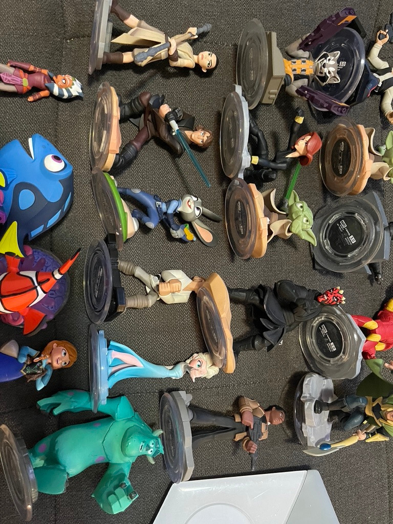 Disney Infinity 20 figurine lot + portal. works perfectly. variety