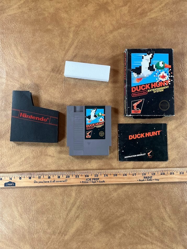 Duck Hunt (Nintendo NES, 1985) Complete CIB Hang Tab 5-Screw w/ Manual and Cover