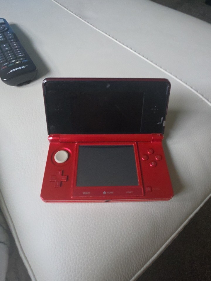 X2 Nintendo 3ds 1 blue 1 red plus 13 games