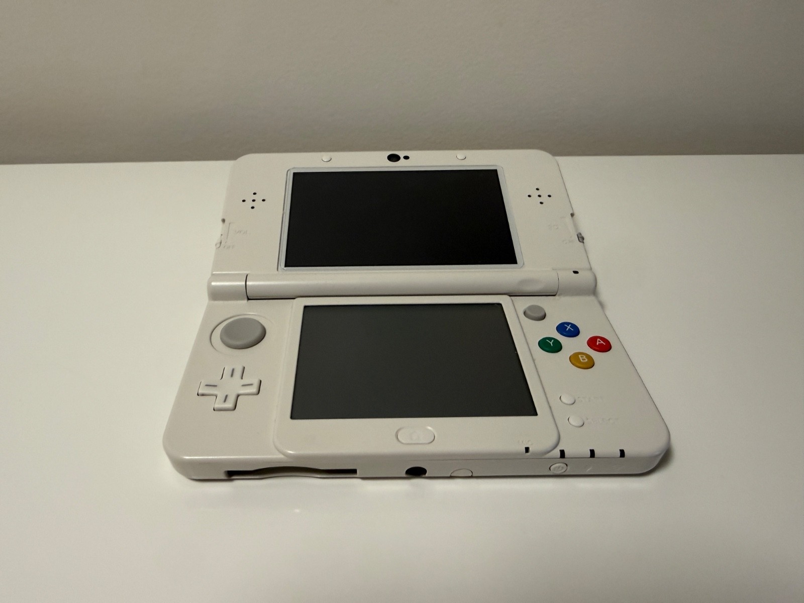 Used “New Nintendo 3DS” Super Mario Edition – White