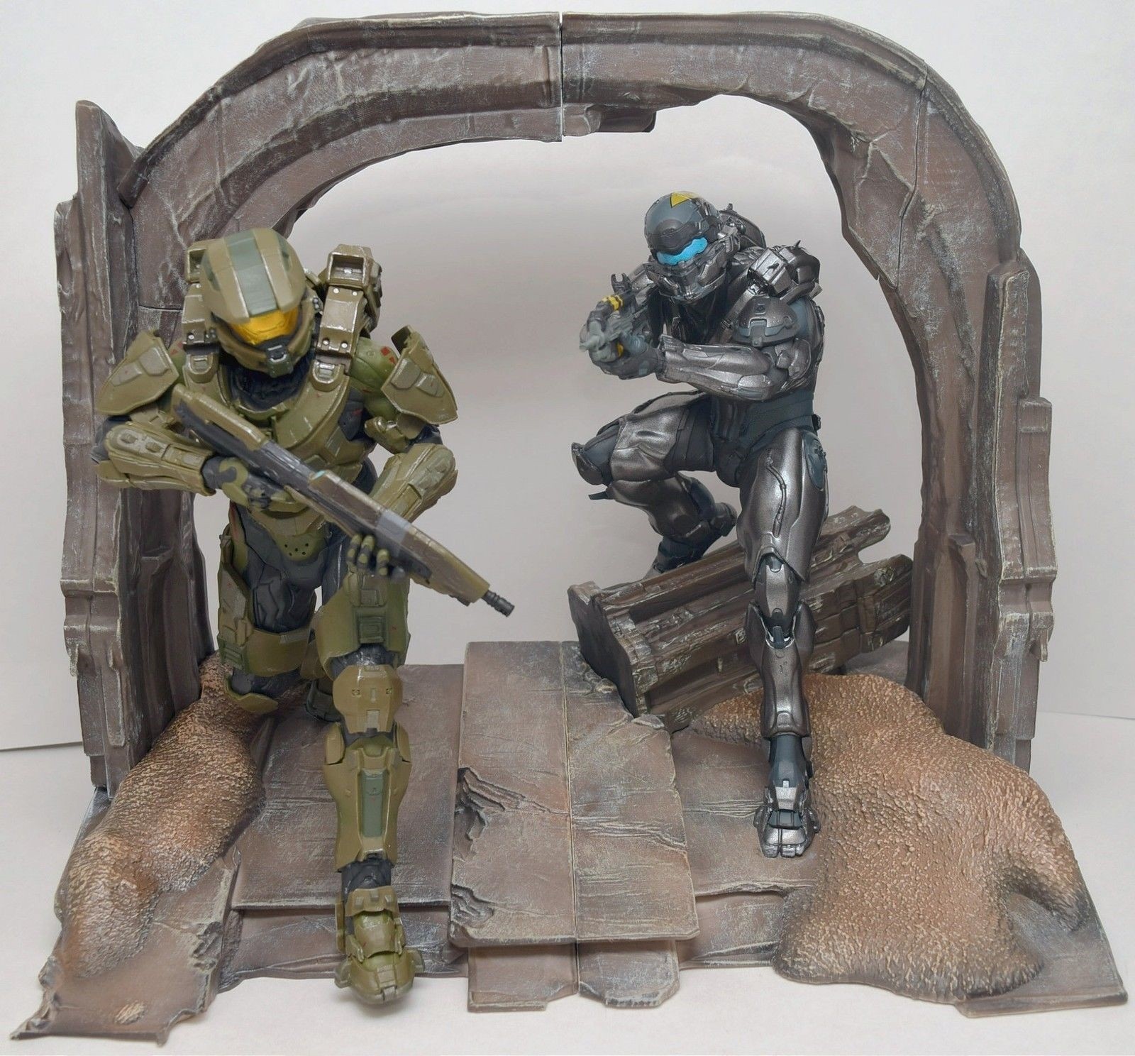 Xbox One Halo 5 Guardians Collector’s Master Chief Spartan Locke Statue Figure