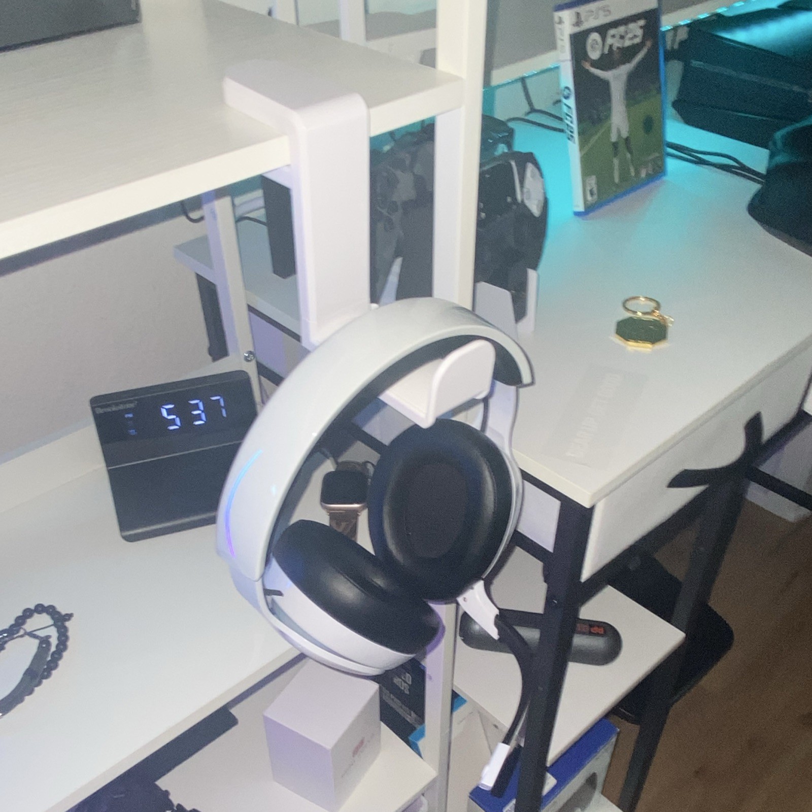 Gtheos captain 300 wireless headset with detachable mice and headset holder.