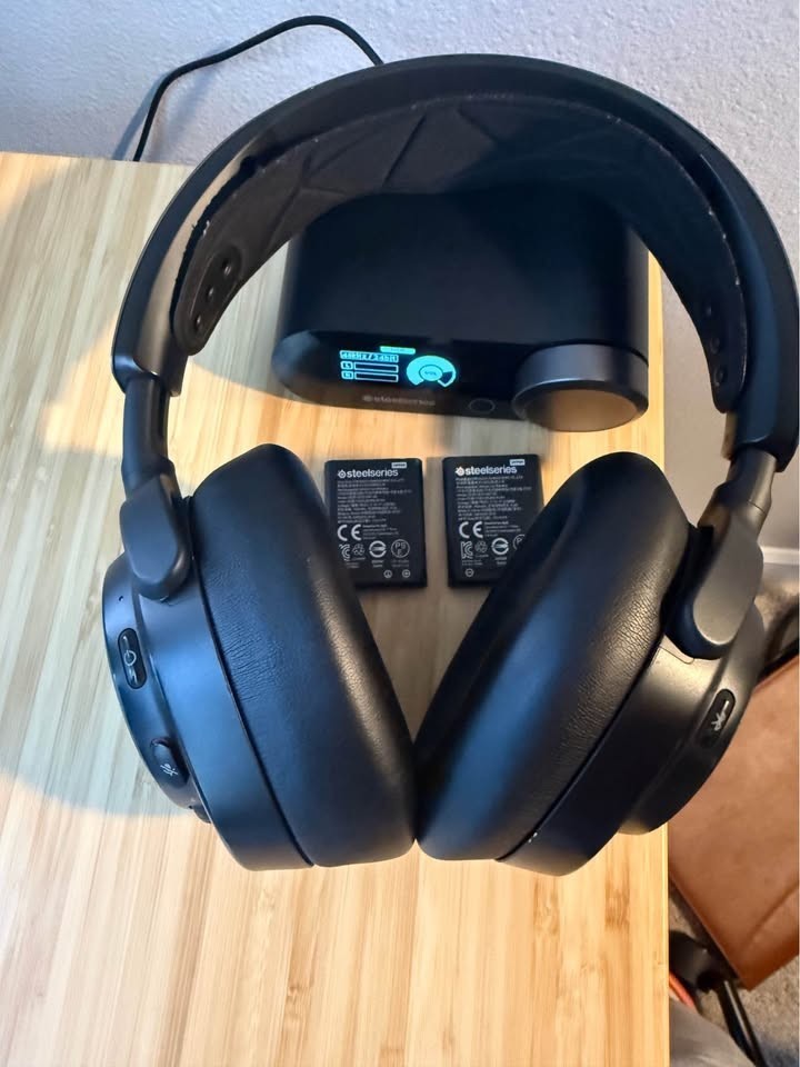 Steel Series Arctic Nova Pro Wireless with box, bag, 2 batteries