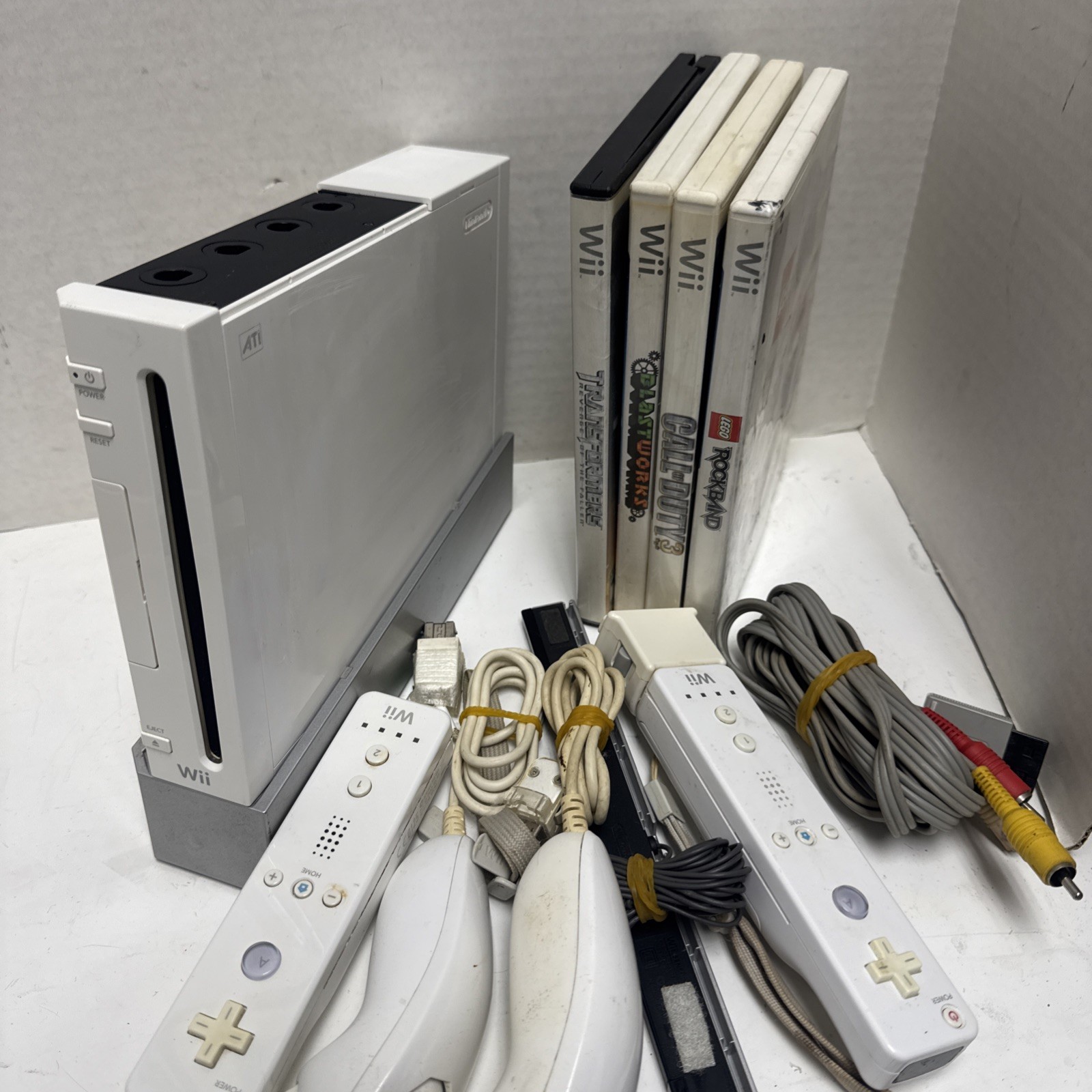 Nintendo Wii Console RVL 001 Bundle 2 Controllers With 4 Nintendo Wii Games