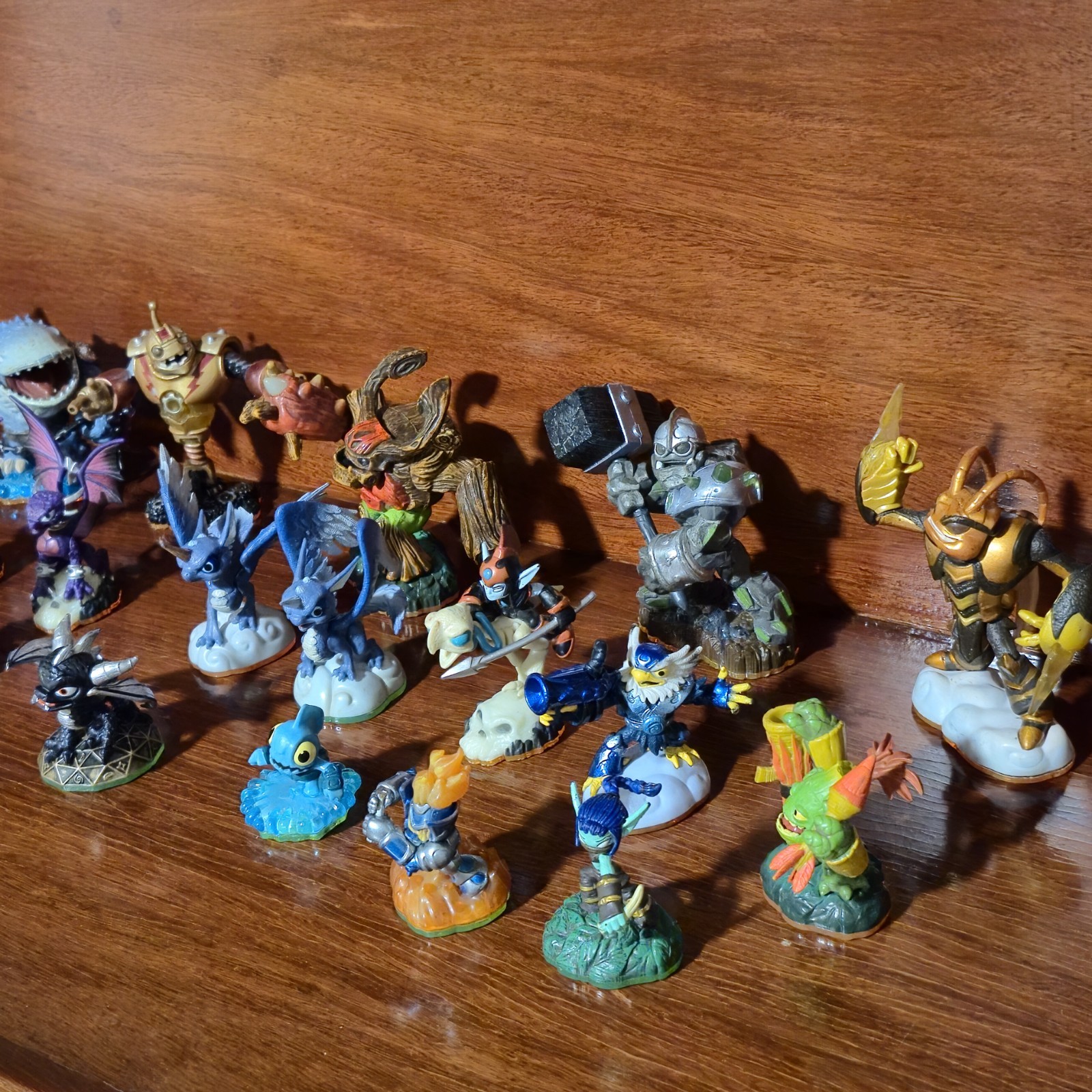 Skylander bulk Action Figurines x 22 includes rare Dark Spyro- *READ DESCRIPTION