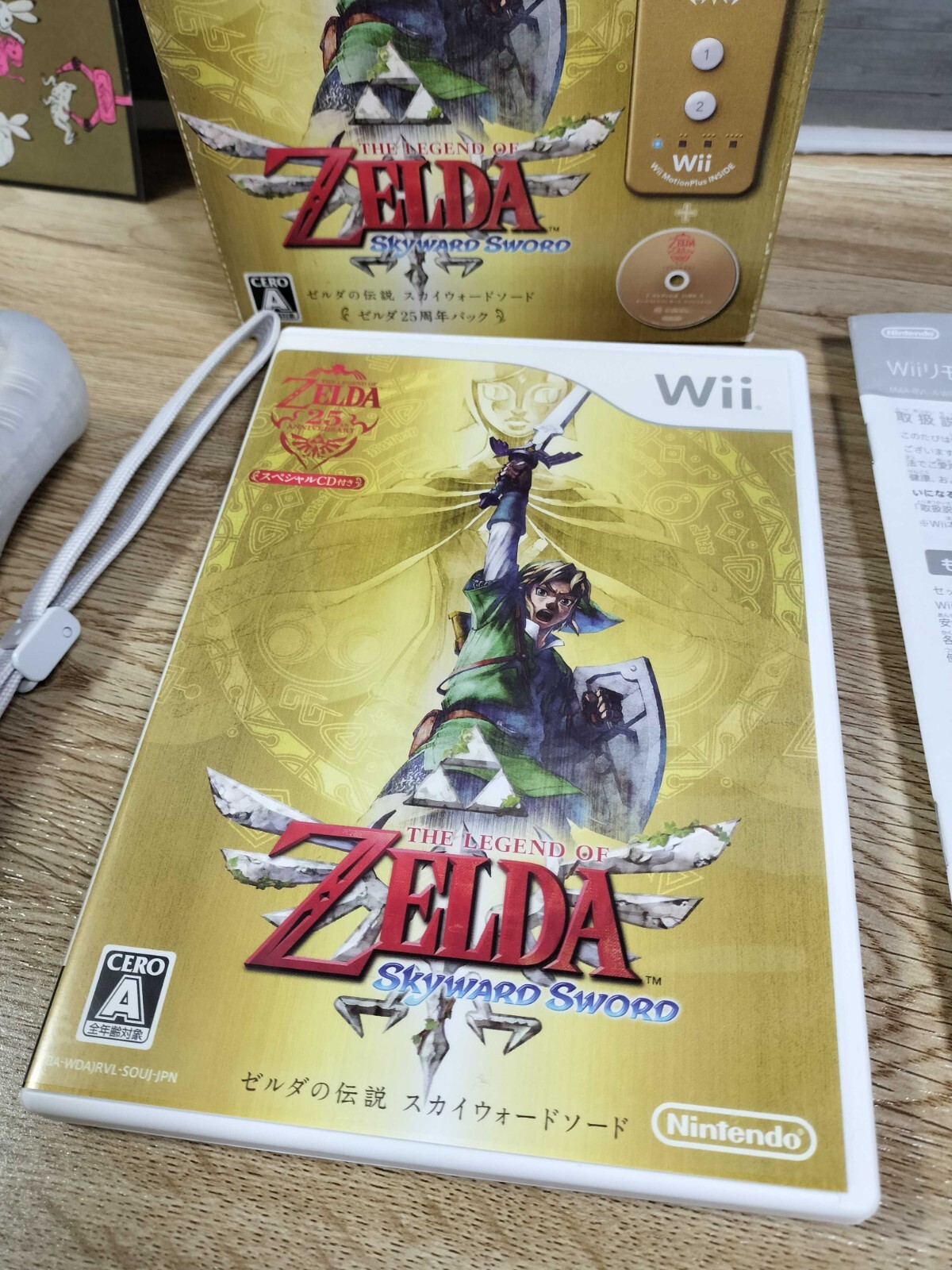 Wii Gold Remote ZELDA Skyward Sword 25th Special Edition Disc, Controller Boxed