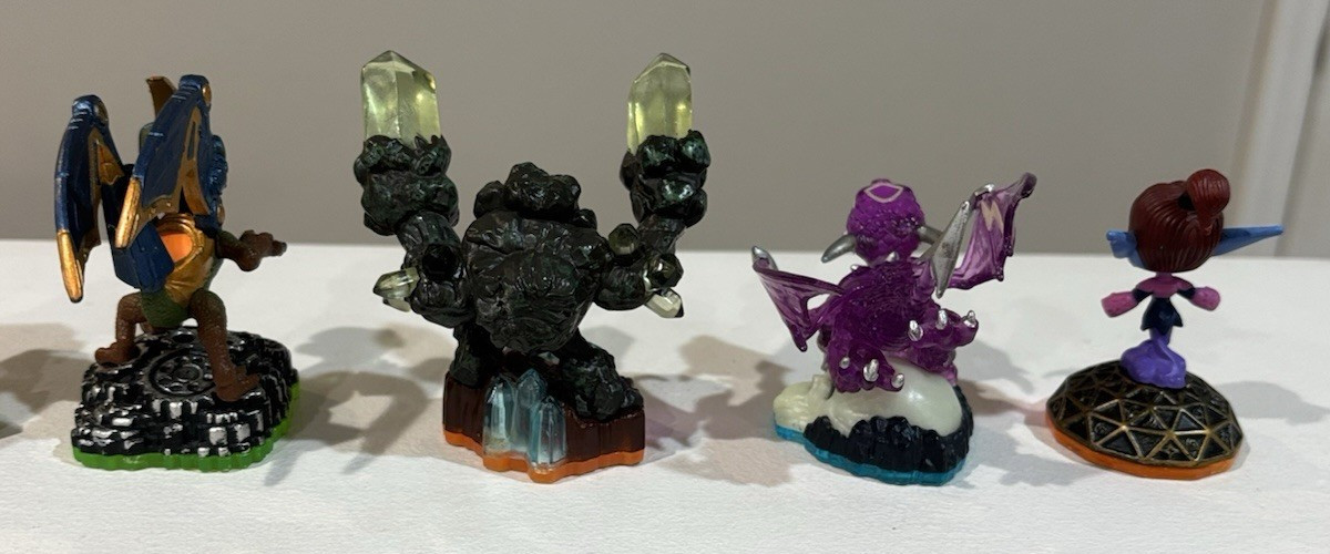 7 ASSORTED ACTIVISION SKYLANDERS VIDEO GAME FIGURES PHANTOM CYNDER MINI JIN
