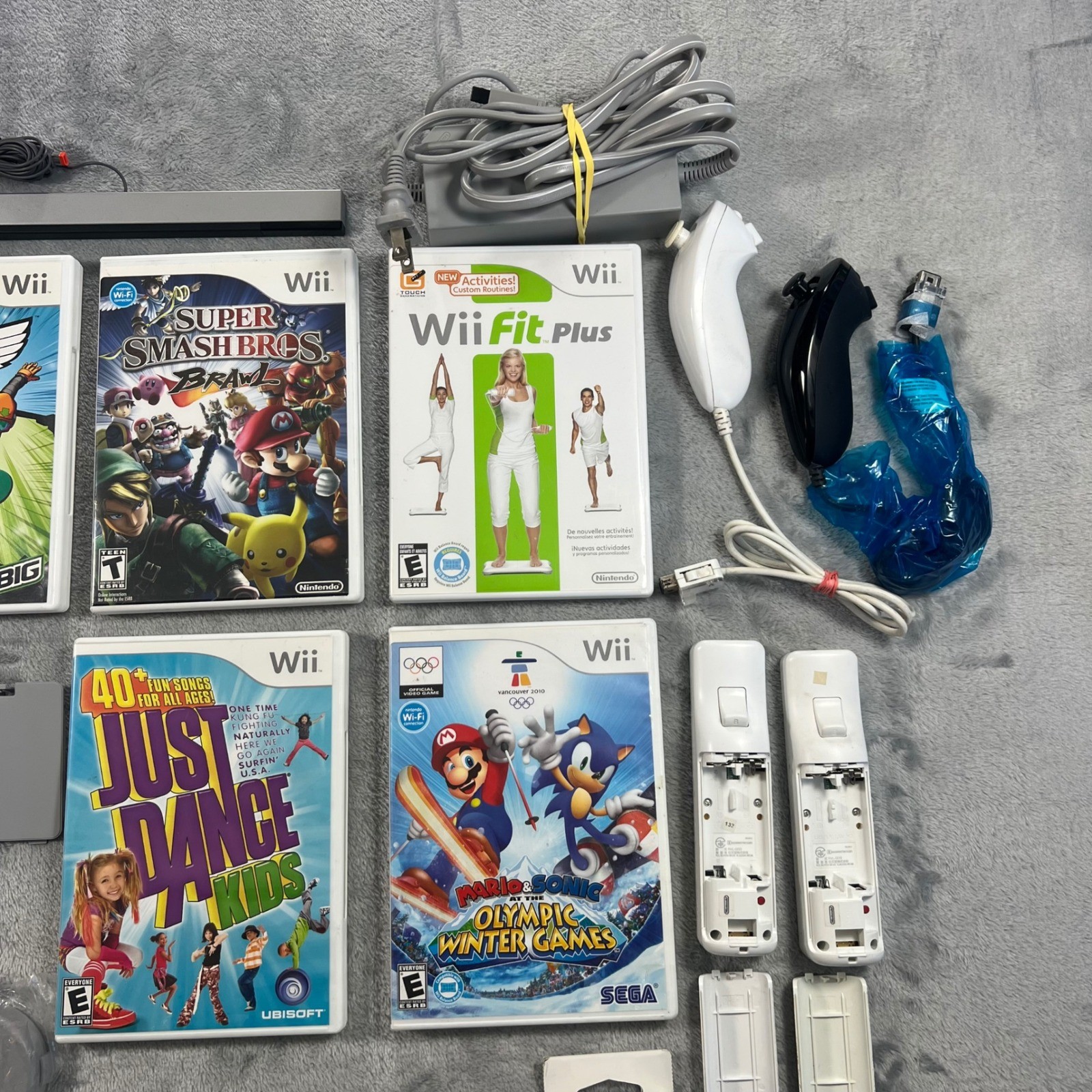 Nintendo Wii Bundle White Console 6 Games 2 Remotes Nunchucks Balance Board