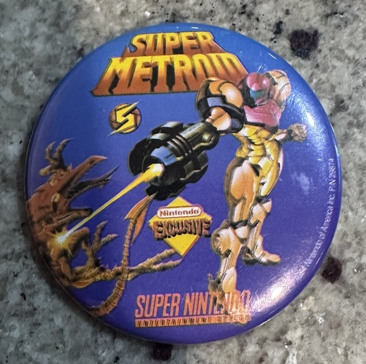 Vintage Nintendo Super Metroid Samus Aran Pinback Pin 1994 PN 28874