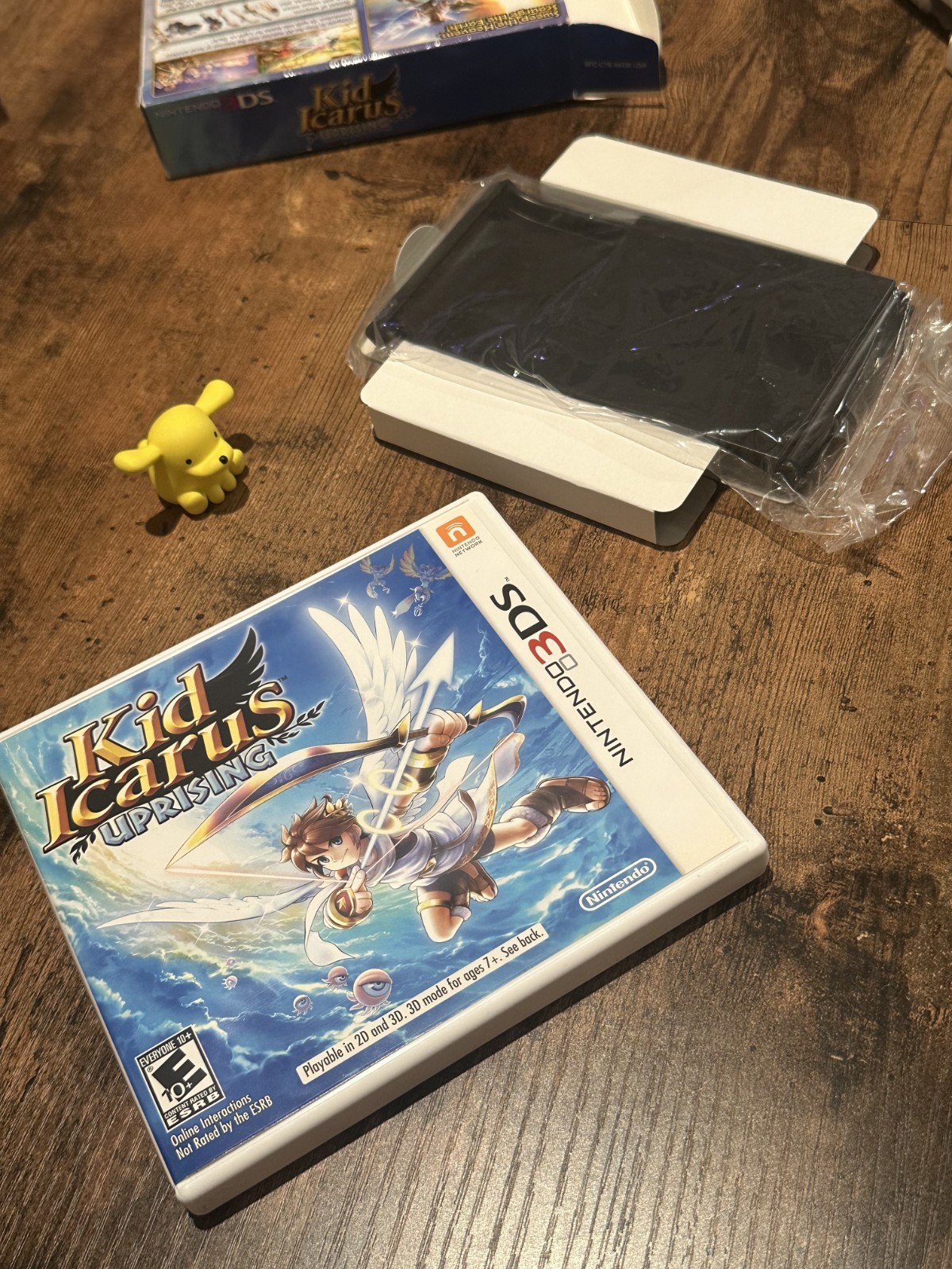 ♫ BIG BOX Kid Icarus: Uprising (Nintendo 3DS) (2012) CIB w/CARDS AND 3DS STAND!