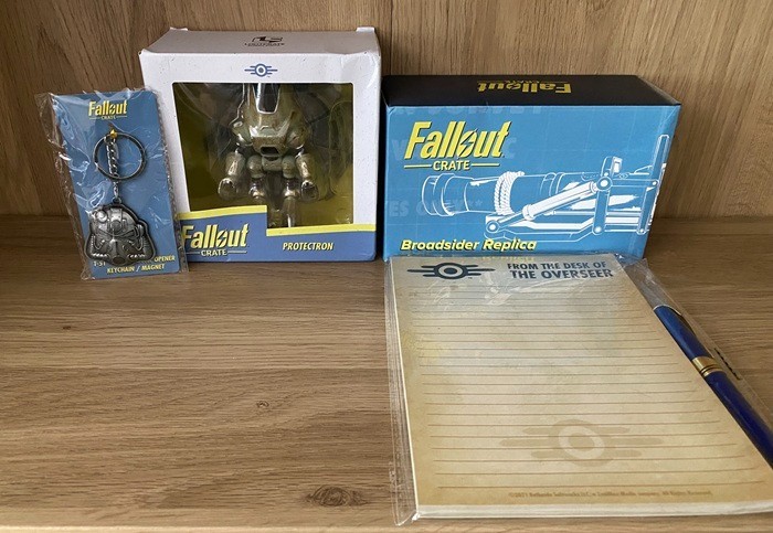 Loot Crate Fallout Crate merch – TM Helmet, Protectron, Notepad set, Broadsider