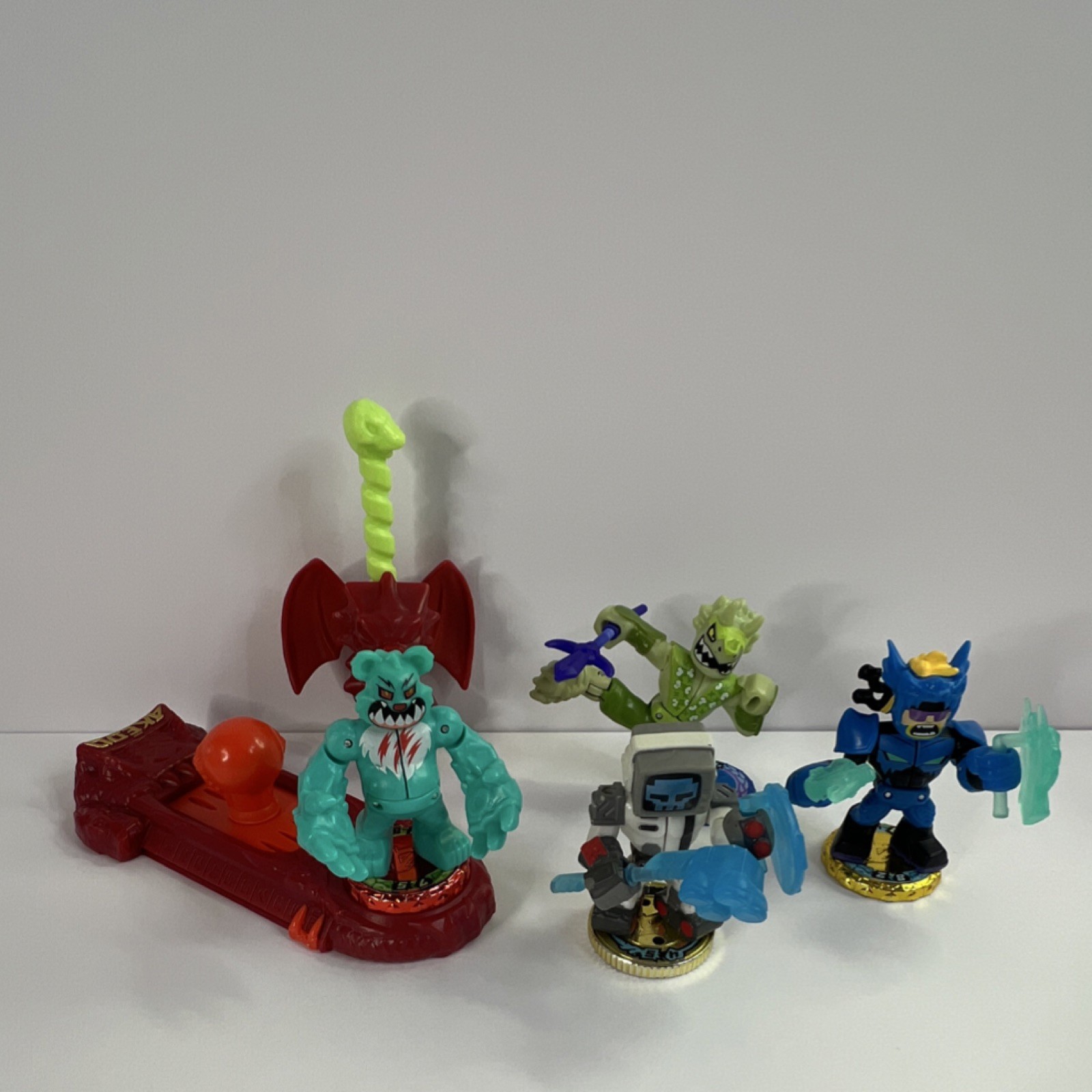Akedo Collectible Character Figure Pack Bear Robot Lizard Blue Warrior Launcher