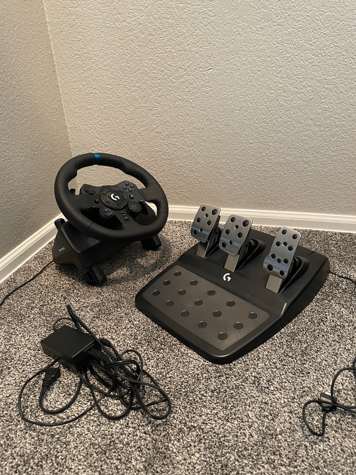 Logitech G923 Racing Wheel and Pedals – Black