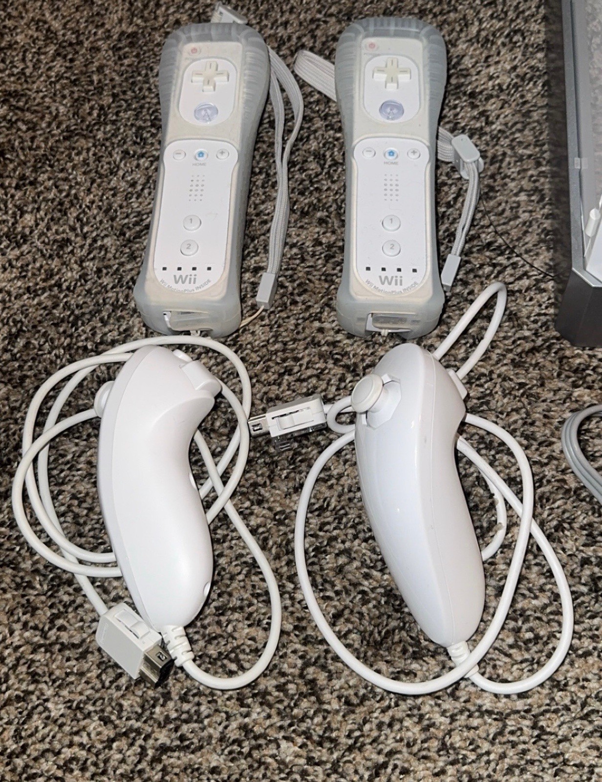 Nintendo Wii RVL-001 White Console Bundle 2 Remotes 2 Nunchuks Wi-Fi 480p