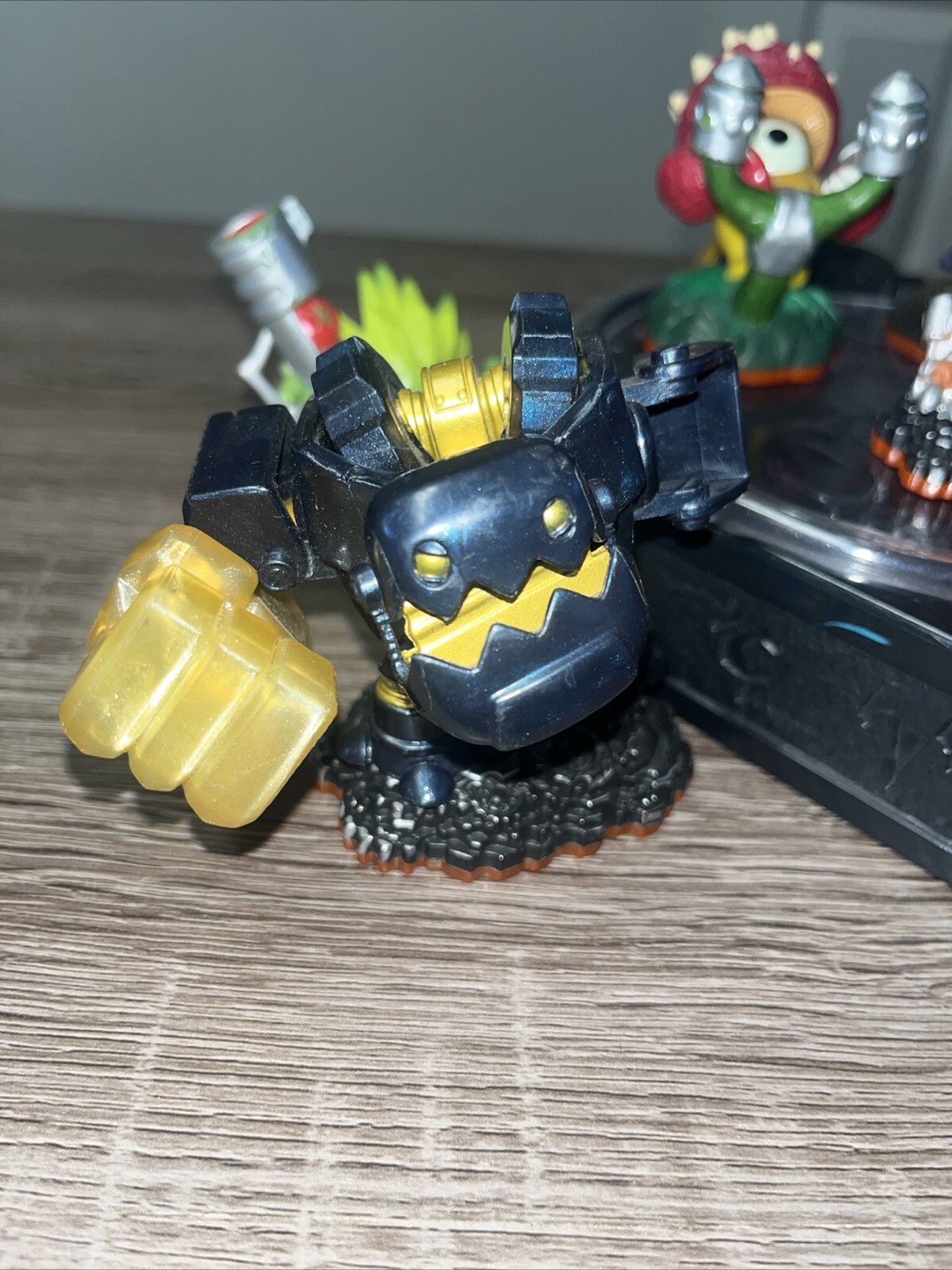 Skylanders 87131790 Mobile Wireless Portal -No controller- Lot Figures Trap Team