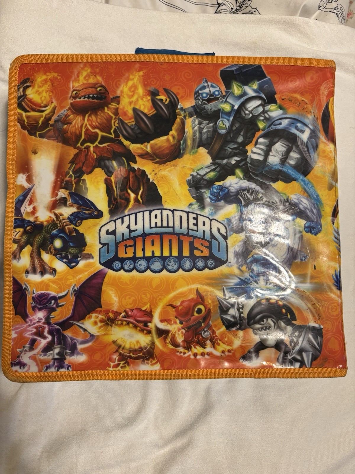 2012 Activision Skylanders Giants Carrying Case W/Dividers & 18 Action Figures