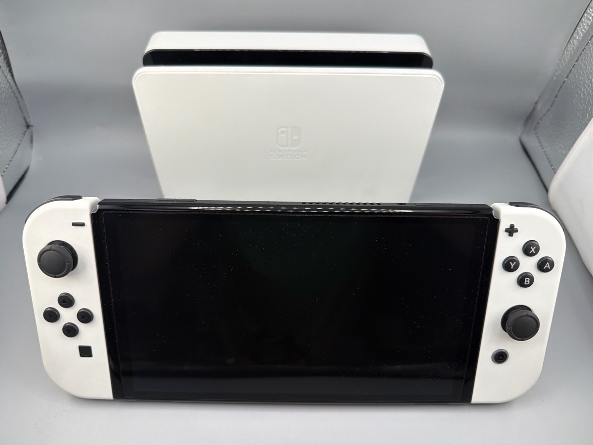 J06 – NINTENDO SWITCH HANDHELD – OLED – HEG-001 (J06028043)